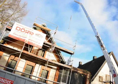 Moderne Dacheindeckung für historisches Bauernhaus